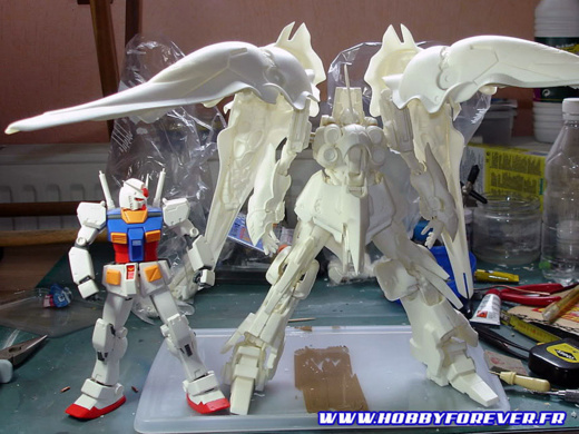 Kshatriya prémonté, à côté d'un MG RX-78 Gundam ver. OYW, à la même échelle Kshatriya prémonté, à côté d'un MG RX-78 Gundam ver. OYW, à la même échelle