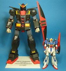 Le Psycho Gundam avec un Zeta Gundam à la même échelle Le Psycho Gundam avec un Zeta Gundam à la même échelle