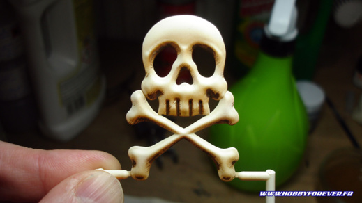 Le crane du socle : aérographe et pinceau Le crane du socle : aérographe et pinceau