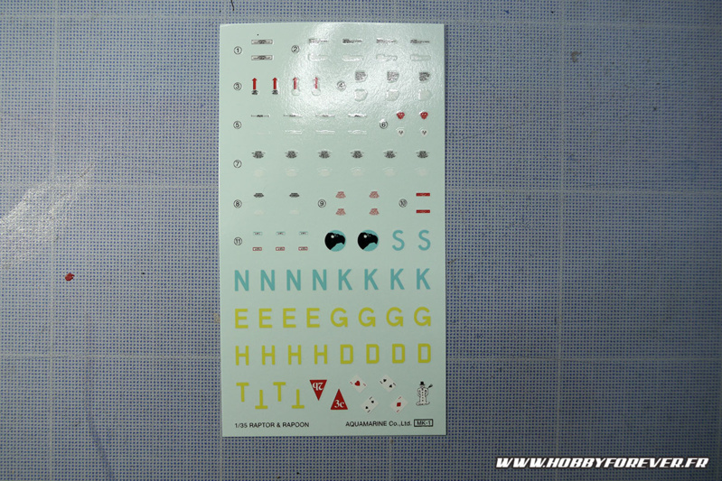 Ce set nous vient avec une planche de décals à l'eau bien garnie Ce set nous vient avec une planche de décals à l'eau bien garnie