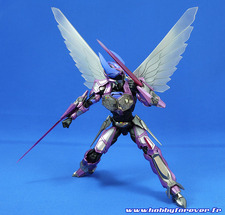 De superbes lames fixées aux avant-bras De superbes lames fixées aux avant-bras