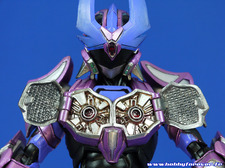 le plastron s'ouvre pour laisser apparaître le réservoir à énergie solaire le plastron s'ouvre pour laisser apparaître le réservoir à énergie solaire