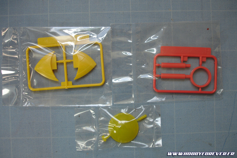 Grappes G, H et I : l'aileron, le manche du marteau et la verrière en plastique transparant Grappes G, H et I : l'aileron, le manche du marteau et la verrière en plastique transparant