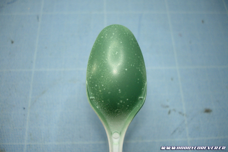 Erreur typique avec les peintures MIG : vouloir obtenir une couche uniforme du premier coup. Se forme alors un effet "cratère" à la surface de la peinture Erreur typique avec les peintures MIG : vouloir obtenir une couche uniforme du premier coup. Se forme alors un effet "cratère" à la surface de la peinture