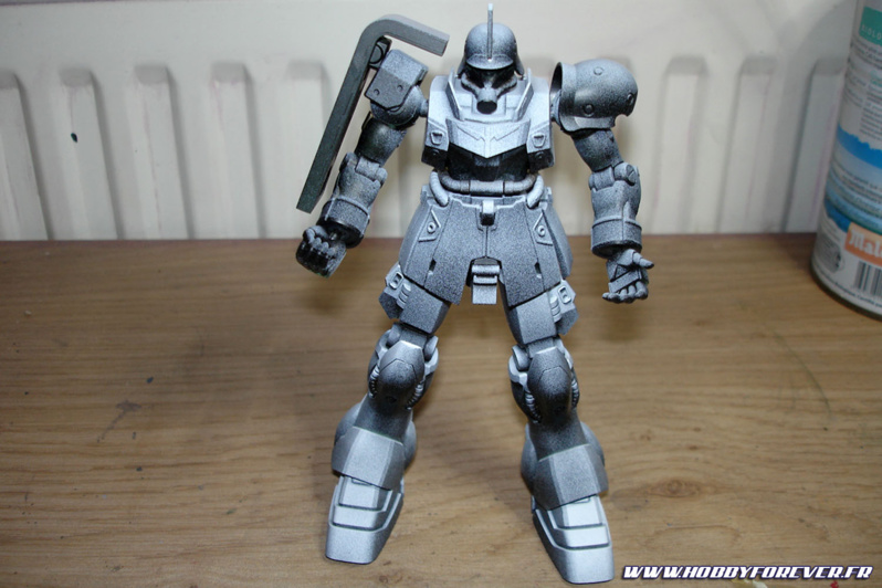 J'ai commencé par réaliser un preshading zénithal à la bombe sur le Geara Zulu J'ai commencé par réaliser un preshading zénithal à la bombe sur le Geara Zulu