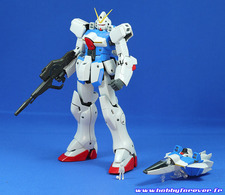 Le Victory Gundam accompagné du Core Fighter de l'Hexa et de la figurine de Uso Evin à l'échelle