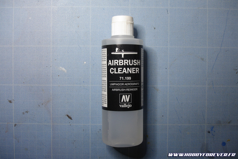 Pour le nettoyage de l'aérographe, je recommande le Airbrush Cleaner de Vallejo