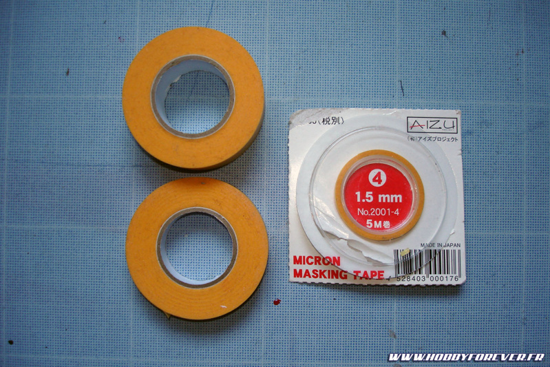 Plusieurs tailles de masking tape, dont du 1,5mm pour les bandes rouges et blanches.