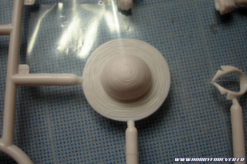 Le chapeau, à la gravure très fine, fait parti des pièces qui ne sont pas moulées dans la bonne couleur. Le chapeau, à la gravure très fine, fait parti des pièces qui ne sont pas moulées dans la bonne couleur.