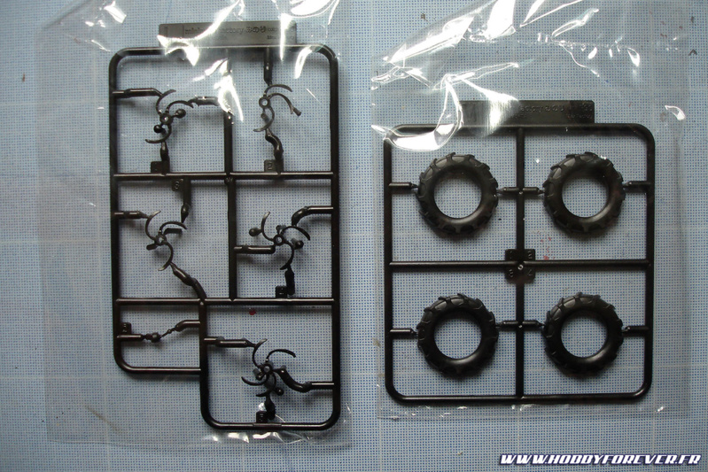 Pas de roue en caoutchouc ici, il va falloir coller les pneus en deux aprties et faire disparaitre la jointure. Les lames sont individuellement moulées. Pas de roue en caoutchouc ici, il va falloir coller les pneus en deux aprties et faire disparaitre la jointure. Les lames sont individuellement moulées.