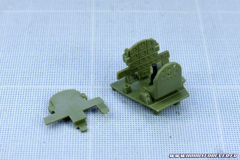 Le cokcpit est simple mais sympathique. La version plate du tableau de bord est inutilisable faute de décal adéquate Le cokcpit est simple mais sympathique. La version plate du tableau de bord est inutilisable faute de décal adéquate