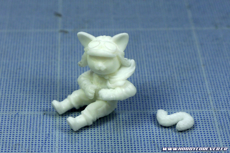 La figurine du chat-pilote est d'une grande finesse