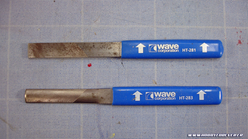 Limes "Side Slide type" de Wave, la flèche du manche indique le sens de ponçage. Limes "Side Slide type" de Wave, la flèche du manche indique le sens de ponçage.