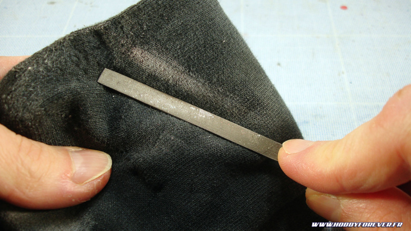 Frotter la lime sur un tissu suffit généralement à la nettoyer Frotter la lime sur un tissu suffit généralement à la nettoyer