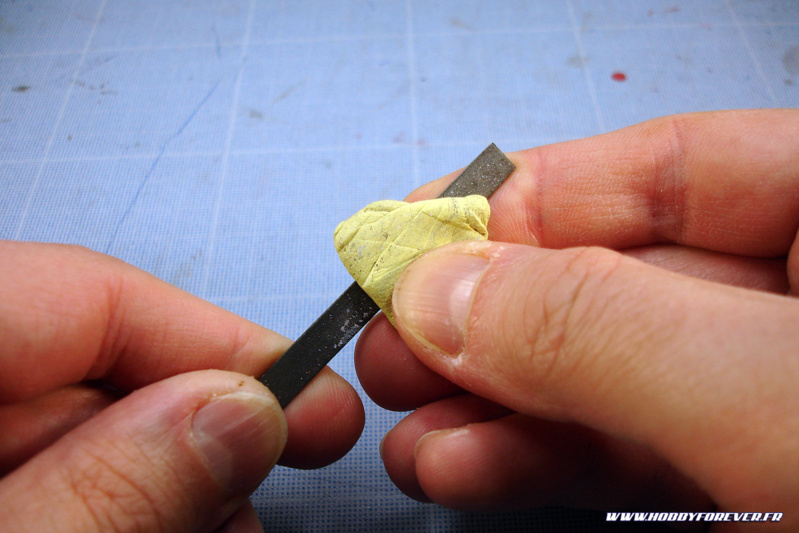 On peut également utiliser de la pate-à-fix ou du scotch On peut également utiliser de la pate-à-fix ou du scotch