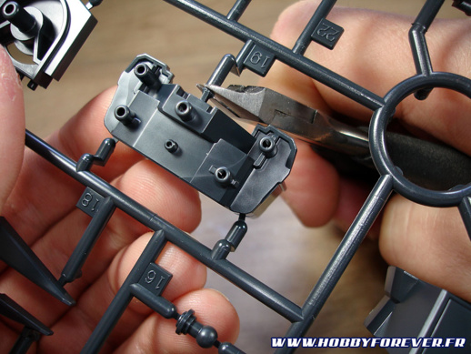 Découper la pièce en laissant un bout de plastique dessus. Découper la pièce en laissant un bout de plastique dessus.