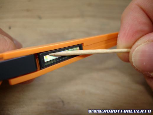 Utiliser un cure-dent permet de bien plaquer l'autollant dans les creux Utiliser un cure-dent permet de bien plaquer l'autollant dans les creux