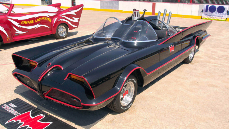 George Barris est le créateur de la Batmobile de la série TV de 1968, il s'agit d'une Lincoln Futura customisée.