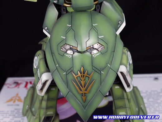 La jupe arrière, avec son imposante insigne Neo Zeon La jupe arrière, avec son imposante insigne Neo Zeon