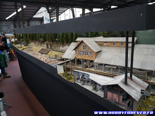 Une impressionnante scierie d'époque et son train de marchandise Une impressionnante scierie d'époque et son train de marchandise