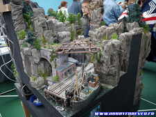 Un époustouflant diorama alliant train, montagne et port de pêche Un époustouflant diorama alliant train, montagne et port de pêche
