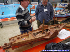 Un bateau à vapeur tout en bois et cuivre