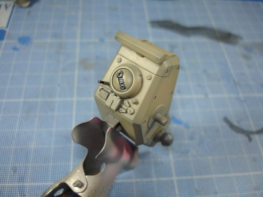 Le radar : partie centrale en Adeptus Battlegrey et l'extrémité de l'antenne en Chaos Black Le radar : partie centrale en Adeptus Battlegrey et l'extrémité de l'antenne en Chaos Black