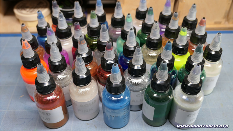 Les peintures Sparkle, ici dans des pots perso. Ça brille ! Les peintures Sparkle, ici dans des pots perso. Ça brille !