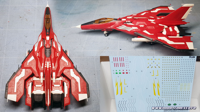 L'Azuma vient avec une planche de décals très fournie L'Azuma vient avec une planche de décals très fournie