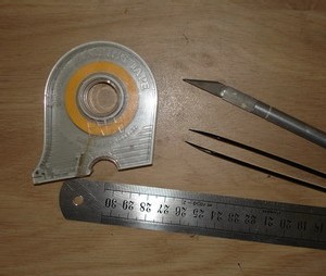 Le matériel : du masking tape, une règle en métal, un cutter et une pince