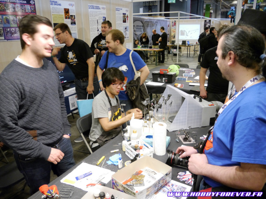 Le président de l'AEUG en pleine démo de peinture Le président de l'AEUG en pleine démo de peinture