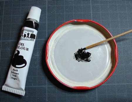 Déposer une noisette de peinture à l'huile dans une coupelle... Déposer une noisette de peinture à l'huile dans une coupelle...