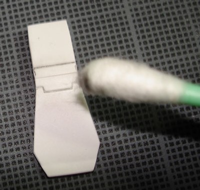 2. nettoyer le surplus avec un coton-tige imbibée de white spirit désaromatisé 2. nettoyer le surplus avec un coton-tige imbibée de white spirit désaromatisé