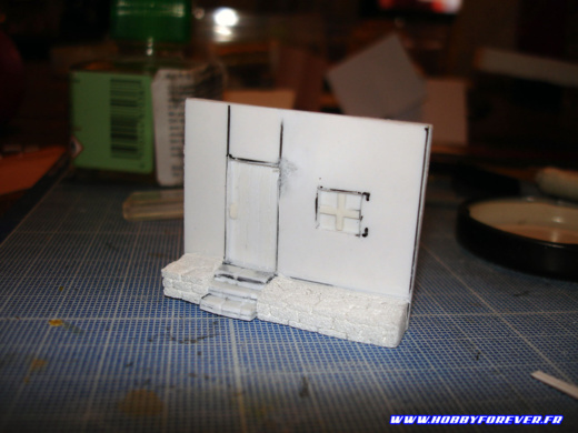 La façade de la cabane, les reliefs sont réalisés en jouant sur les épaisseurs de carte plastique La façade de la cabane, les reliefs sont réalisés en jouant sur les épaisseurs de carte plastique