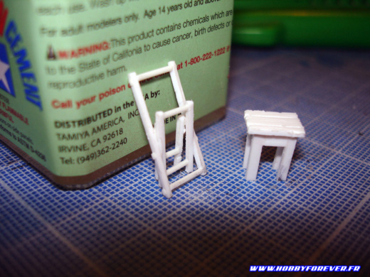 La chaise pliante et la table à côté d'un pot de colle Extra Thin Cement Tamiya La chaise pliante et la table à côté d'un pot de colle Extra Thin Cement Tamiya