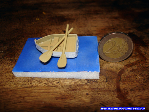 La barque en carte plastique et epoxy La barque en carte plastique et epoxy