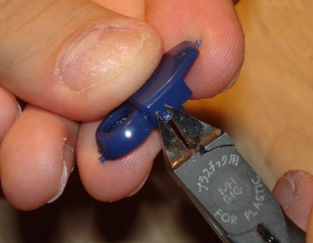 Coupez à raz l'ergot avec une pince Coupez à raz l'ergot avec une pince