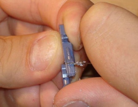 Grattez-la avec le dos d'une lame Grattez-la avec le dos d'une lame