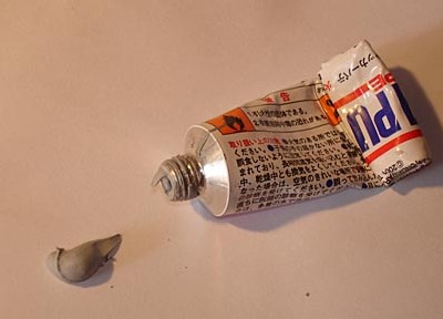 Déposer un peu de putty sur une feuille Déposer un peu de putty sur une feuille