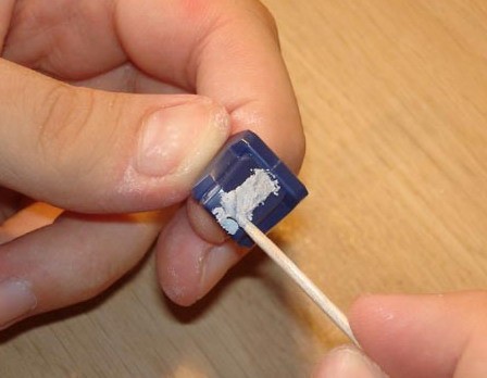 L'appliquer par exemple avec un cure-dent L'appliquer par exemple avec un cure-dent