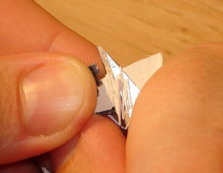 Gratter avec une lame pour retirer le plus gros de l'excédent Gratter avec une lame pour retirer le plus gros de l'excédent