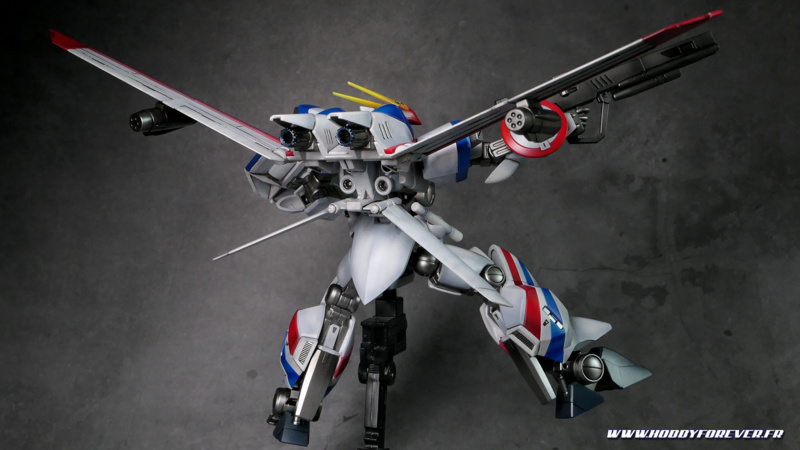 Arrière du Lifter, petit travail de métal chauffé sur les réacteurs qui sont orientables. Arrière du Lifter, petit travail de métal chauffé sur les réacteurs qui sont orientables.