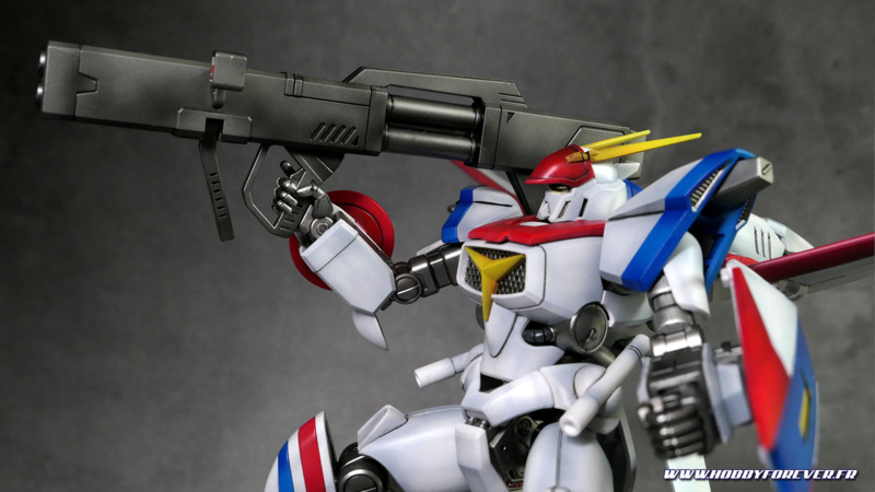 La poignée mobile du bazooka permet de le placer idéalement en support sur l'épaule. La poignée mobile du bazooka permet de le placer idéalement en support sur l'épaule.