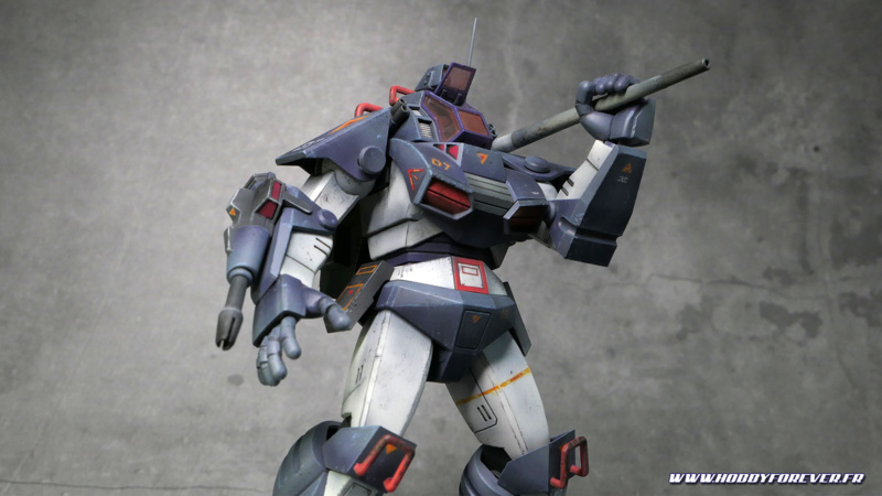 De manière assez originale, le Dougram peut tenir son canon d'épaule De manière assez originale, le Dougram peut tenir son canon d'épaule