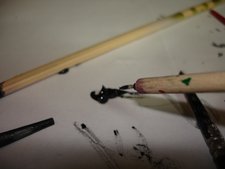 Utilisez un pinceau fin et d ela peinture à l'huile Utilisez un pinceau fin et d ela peinture à l'huile