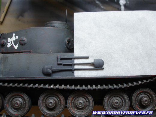 Astuce pour peindre les manches des outils : glisser une feuille dessous ! Astuce pour peindre les manches des outils : glisser une feuille dessous !