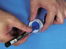 La peinture peut être recueillie dans une coupelle pour différents effets La peinture peut être recueillie dans une coupelle pour différents effets