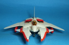 Vue de face : voyez les détails des prises d'air et des canons frontaux Vue de face : voyez les détails des prises d'air et des canons frontaux