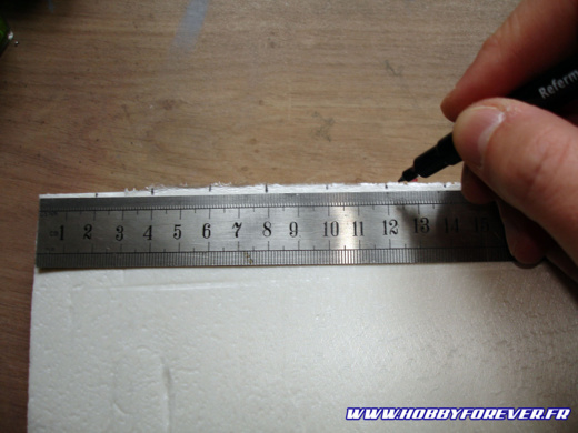 Je fais des marques tous les 2cm le long des bords Je fais des marques tous les 2cm le long des bords