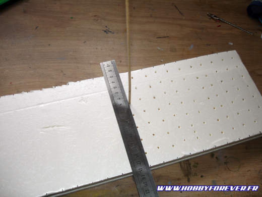 Je perce le polystyrène tous les 2 cm Je perce le polystyrène tous les 2 cm